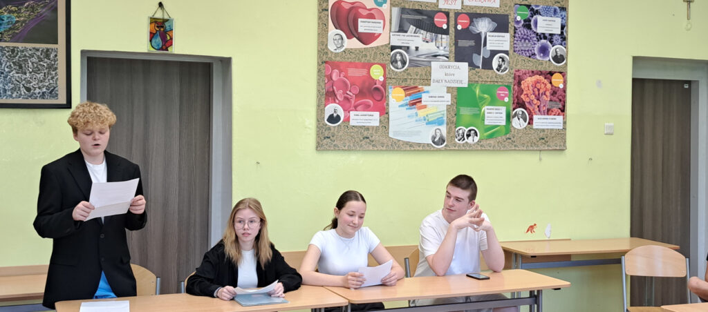 Uczniowie w klasie podczas debaty