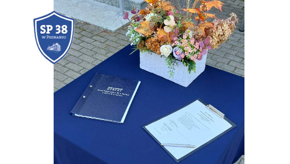 Statut szkoły, kwiaty i tarcza szkoły